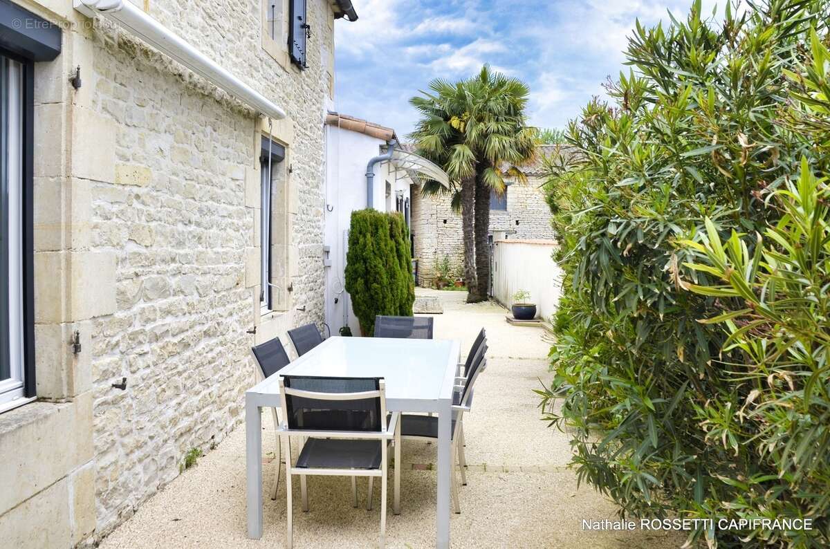 Maison à vendre 6 pièces LA GREVE SUR MIGNON (17)Maison de charme avec jardin paysagé et dépendance – 133 m² habitables sur 947  - photo 40