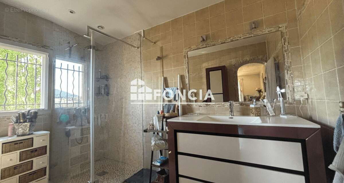 Propriété avec 2 maisons, terrain , piscine - photo 12