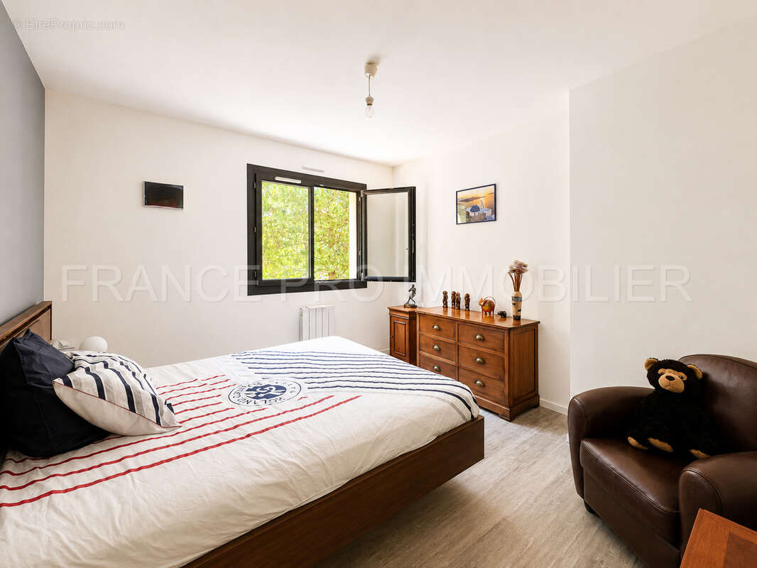 Spacieuse maison familiale de 165 m2 avec 5 chambres, 2 garages et jardin - photo 6