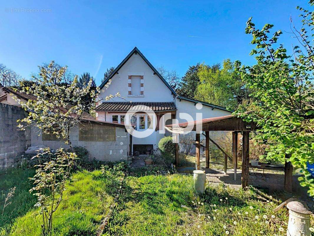 Titre : Maison individuelle avec grand terrain et dépendances - photo 2