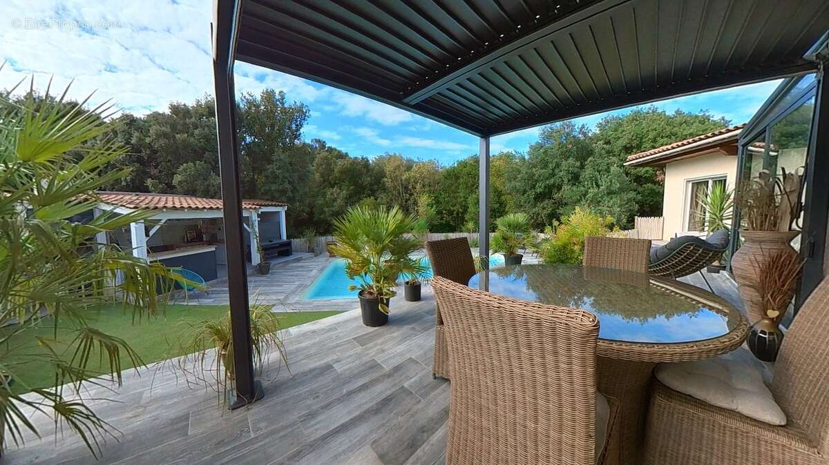 Élégante villa contemporaine avec piscine, jardin paysager et cadre naturel d'exception - photo 2
