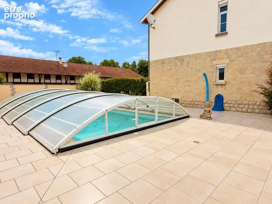 Maison de maître avec piscine et dépendance - photo 12