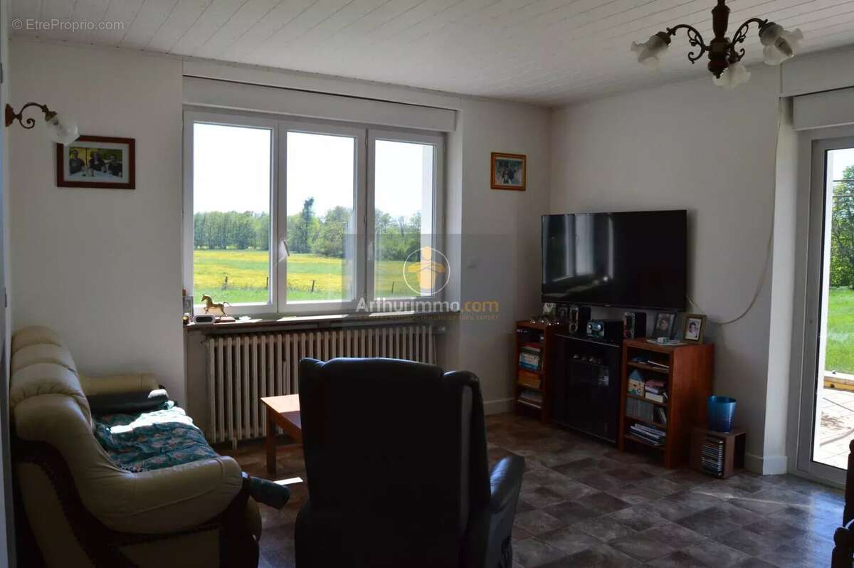 Maison à VILLEGUSIEN-LE-LAC
