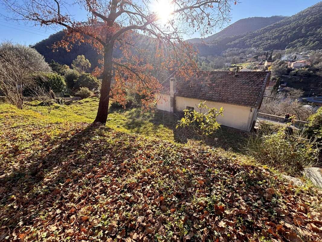 Terrain à TOURRETTE-LEVENS
