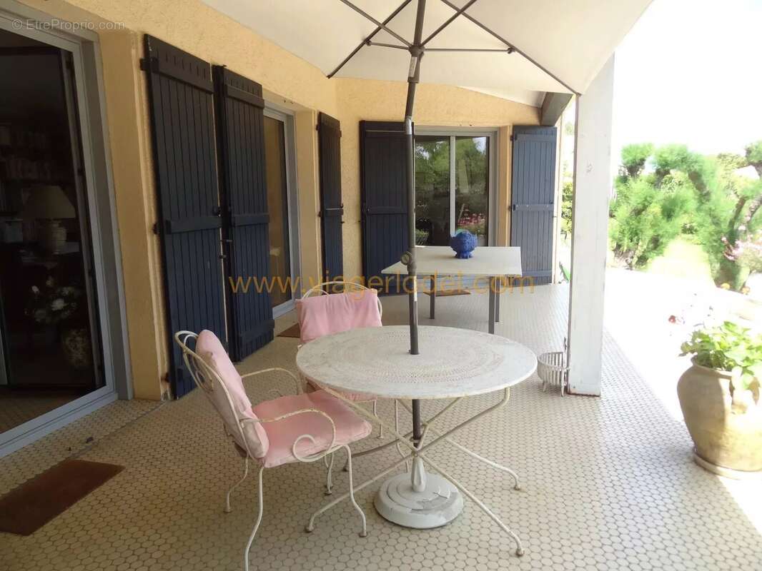 Maison à SAINT-CLEMENT-DE-RIVIERE