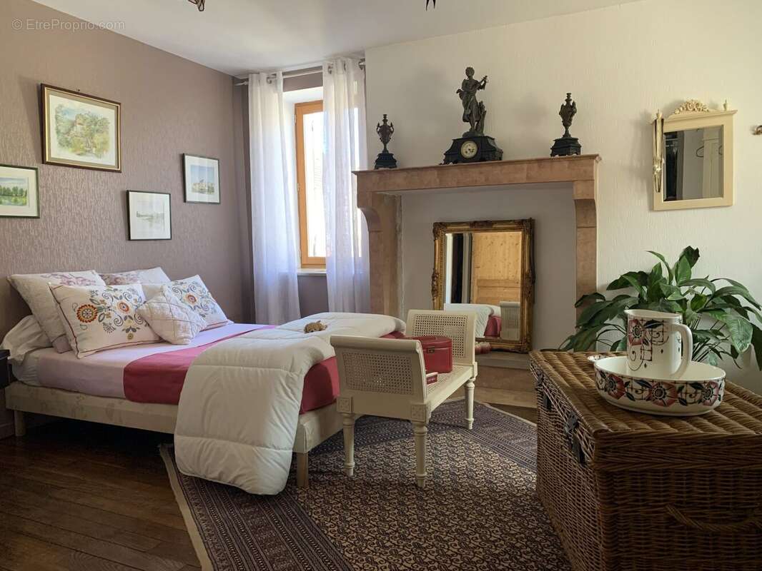 Maison à CORGOLOIN