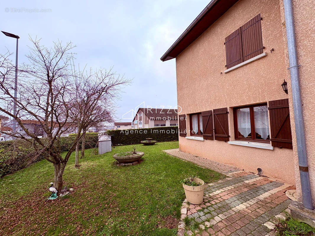 Propriété Multifonctionnelle avec maison d'habitation, grand entrepot et garages. - photo 2