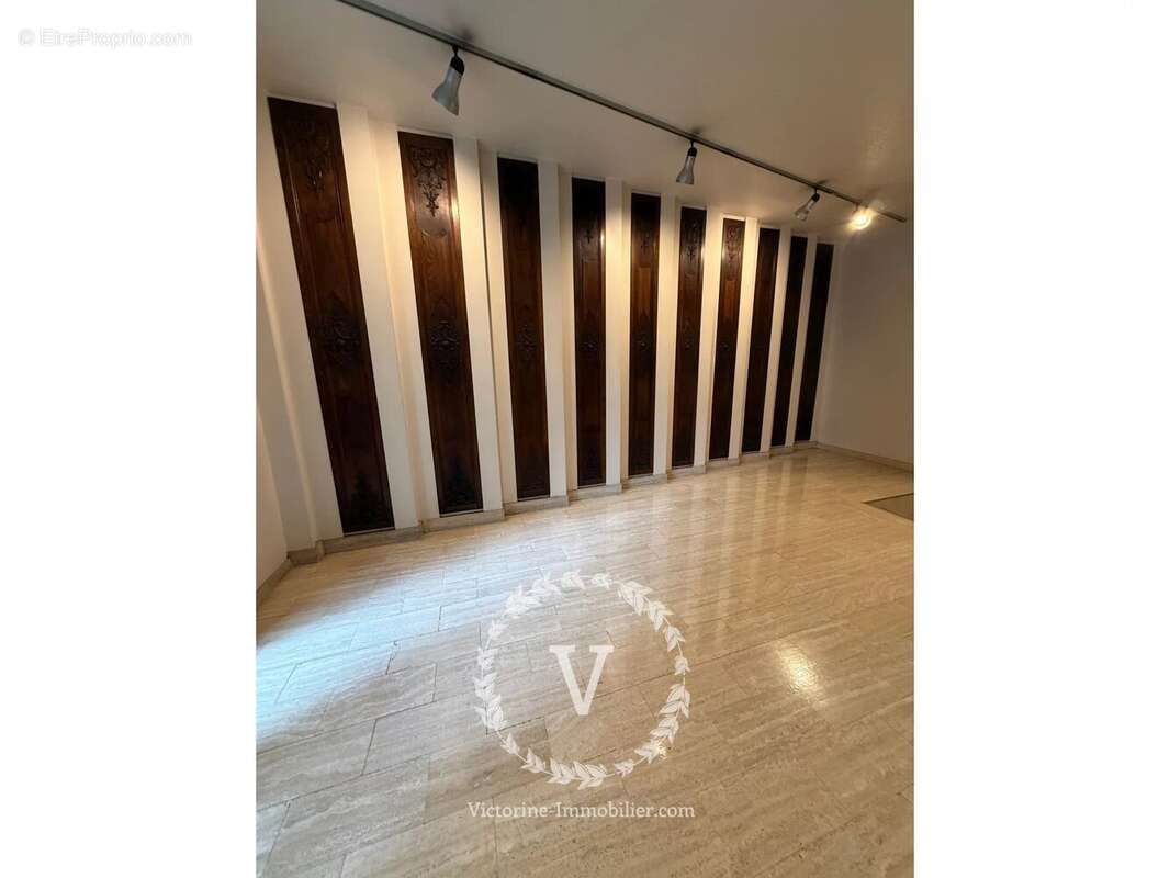 Commerce à PARIS-9E