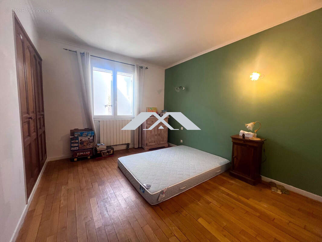 Maison 177 m² à Saint-Julien-Les-Rosiers  - photo 9