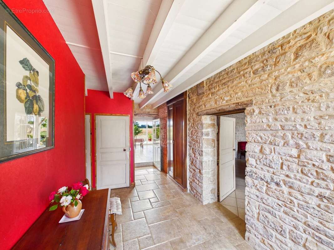 Propriété de caractère exceptionnelle avec appartement indépendant, potentiel gîte, garages et grand hangar - photo 7