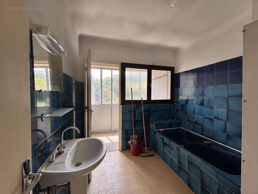 Commerce à RODILHAN