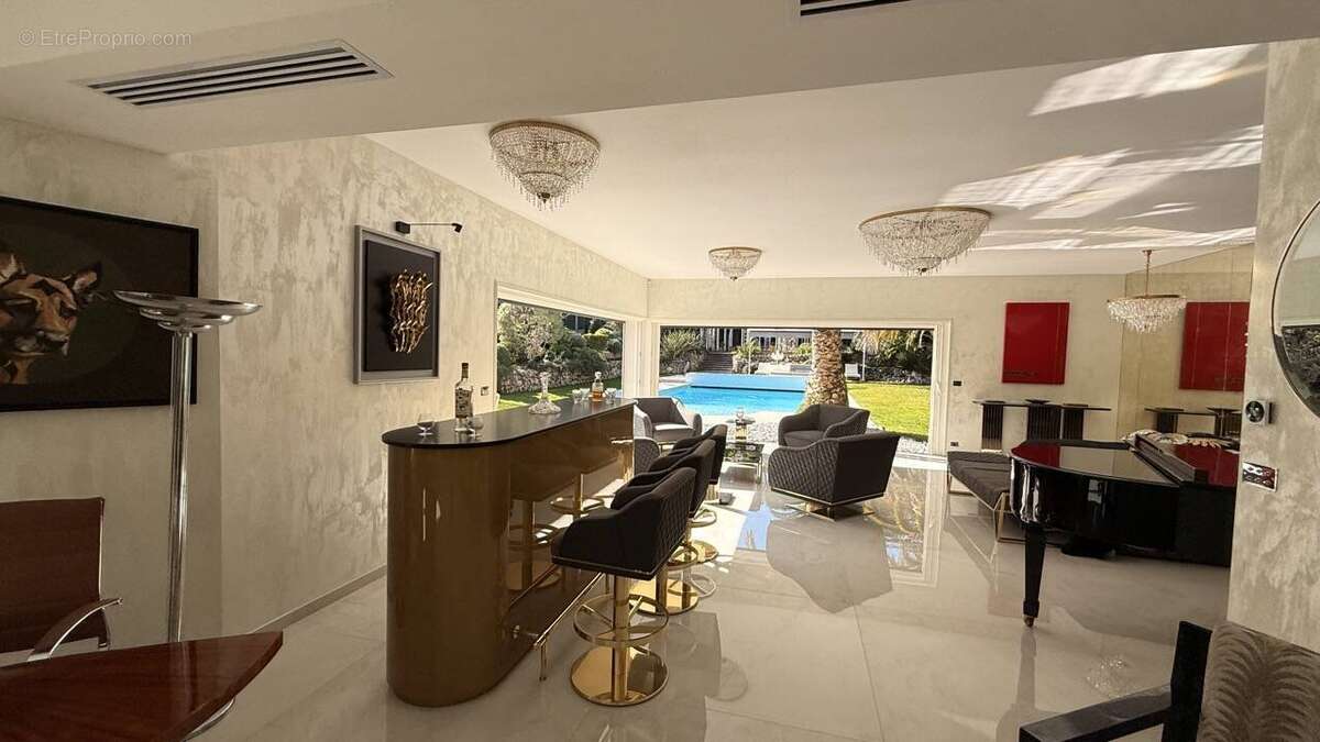 Maison à ROQUEFORT-LES-PINS