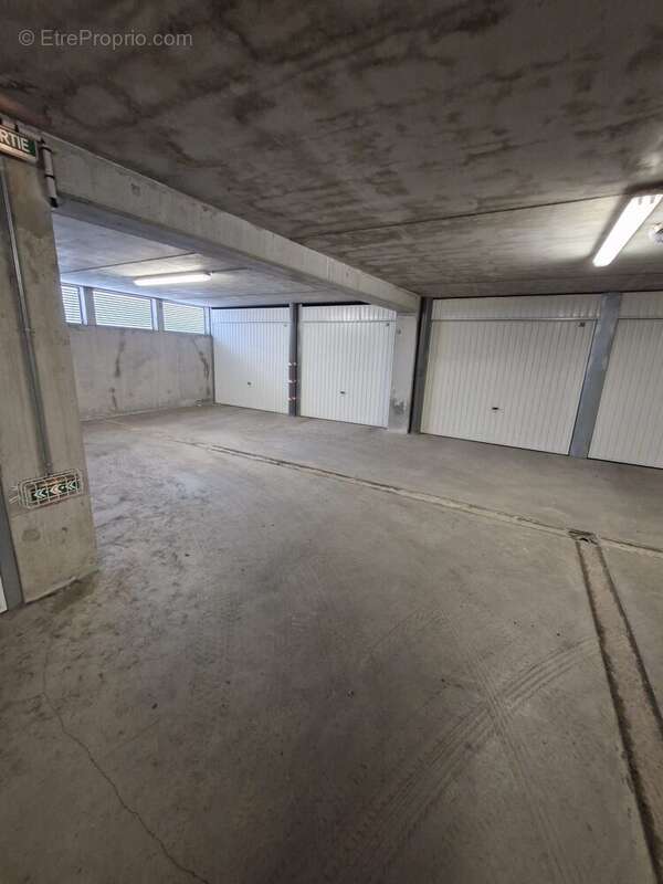 Parking à BESSE-ET-SAINT-ANASTAISE