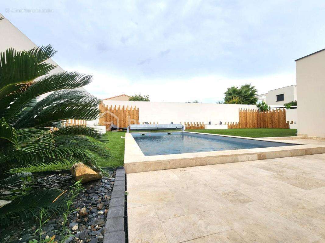 EXCLUSIVITÉ – Superbe villa de plain-pied avec 4 chambres, piscine maçonnée et boulodrome près de Pézenas (à Tourbes) - photo 2