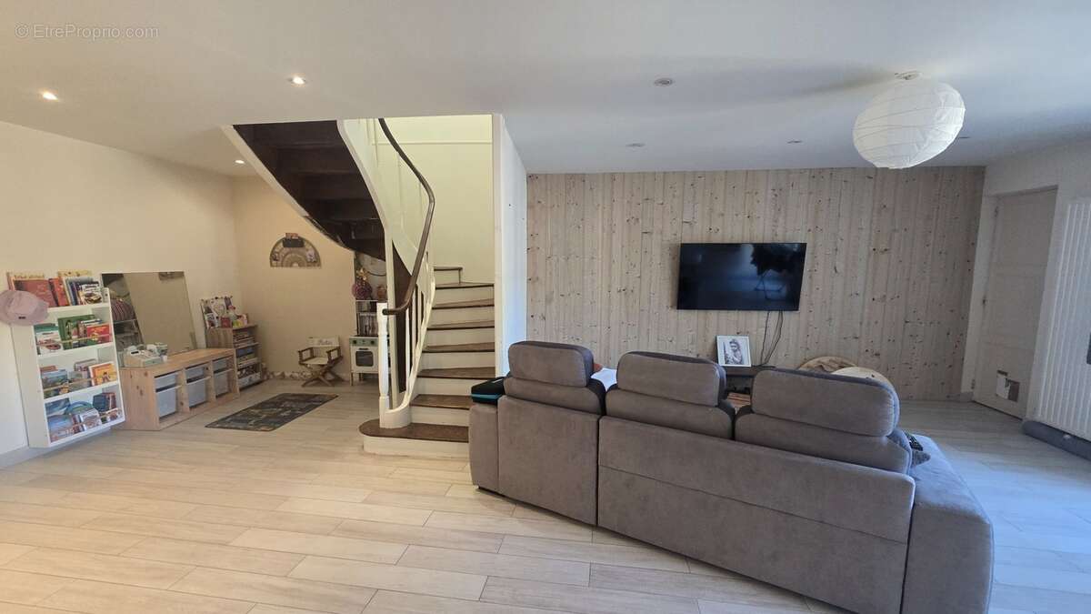 Maison à vendre 5 pièces d'environ 126m² à SAINT JEAN D'ANGELY (17) 4 chambres, 1 garage, proche centre ville, sur un terrain d' - photo 3