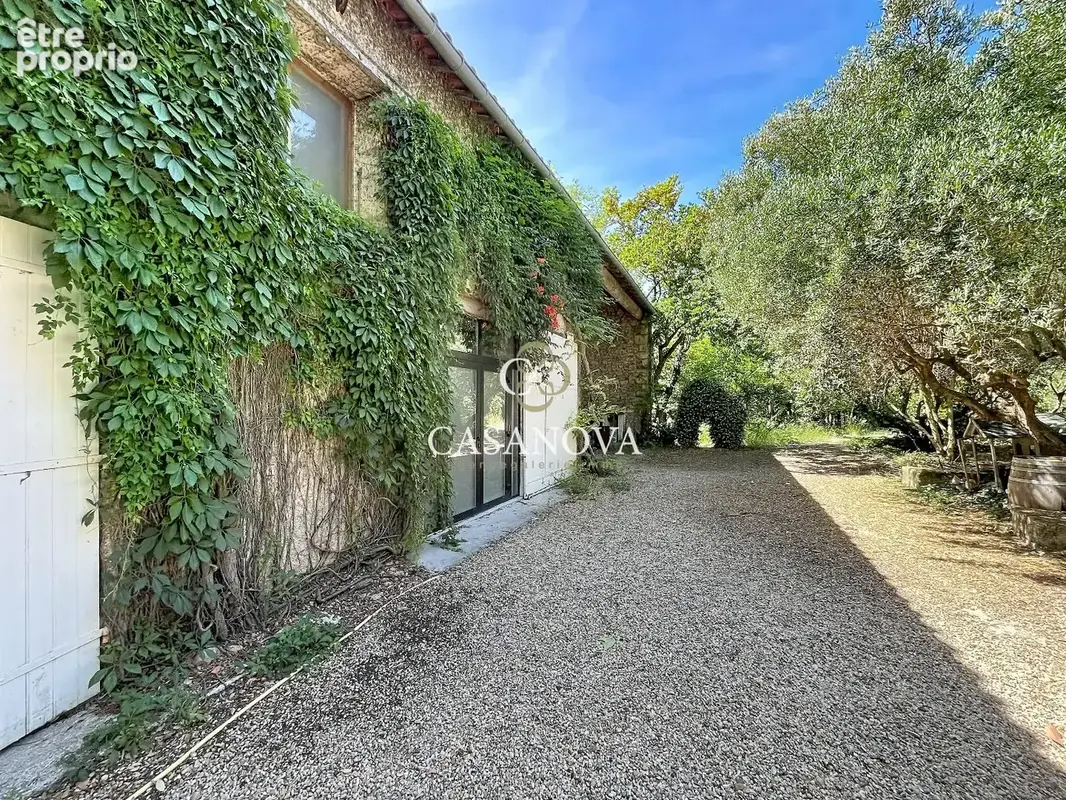 Aux abords de PEZENAS, derrière ses murs de pierre, se dévoile une propriété de caractère du XVIIIe siècle nichée dans un écrin  - photo 16
