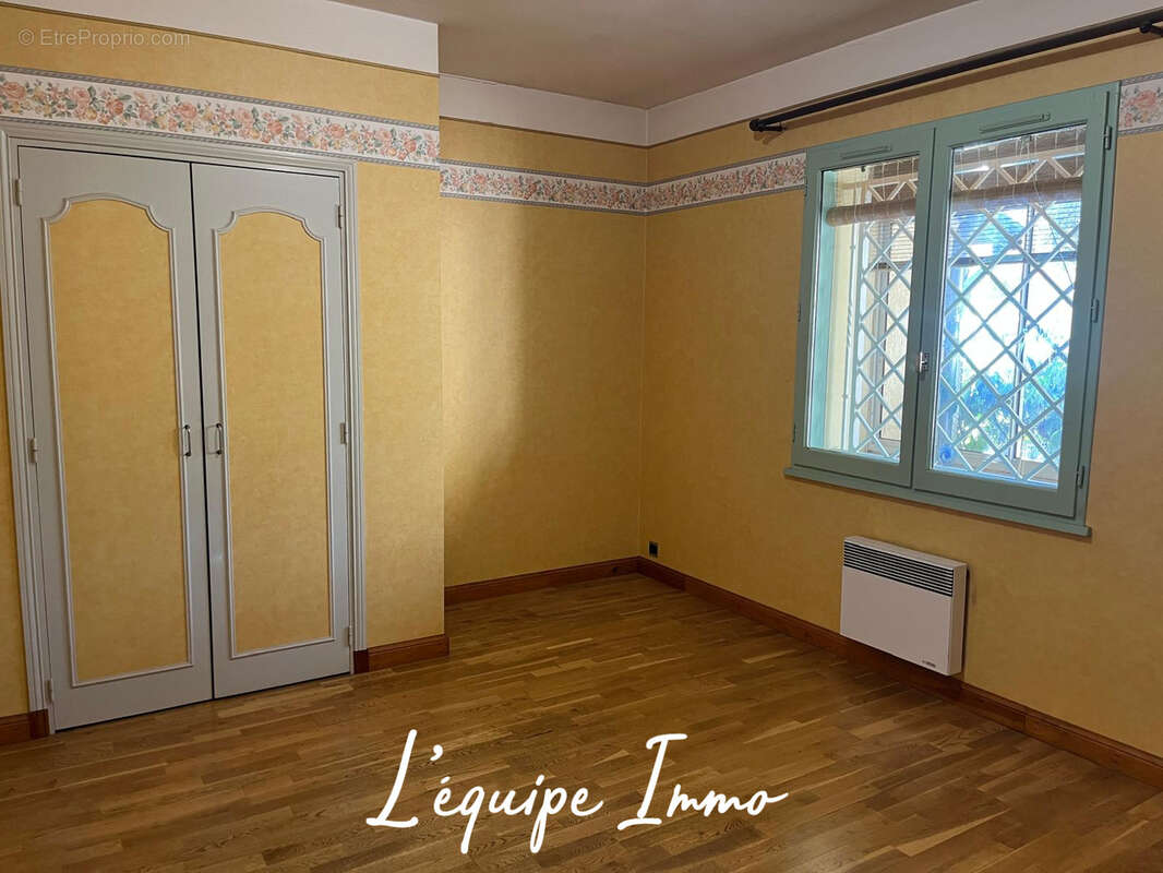 HYPER CENTRE - Maison T6 de 147 m2 - Parcelle de 747 m2- Double garage - - photo 9
