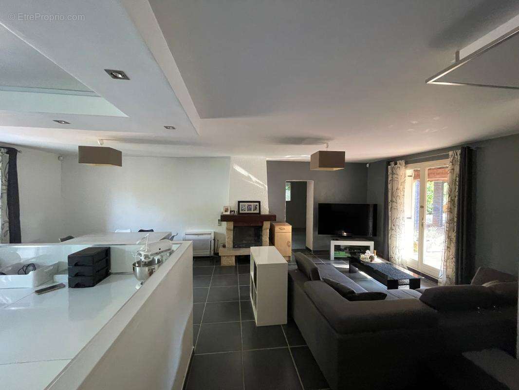 A vendre gareoult 83136 belle maison individuelle de plain pied ! - photo 7