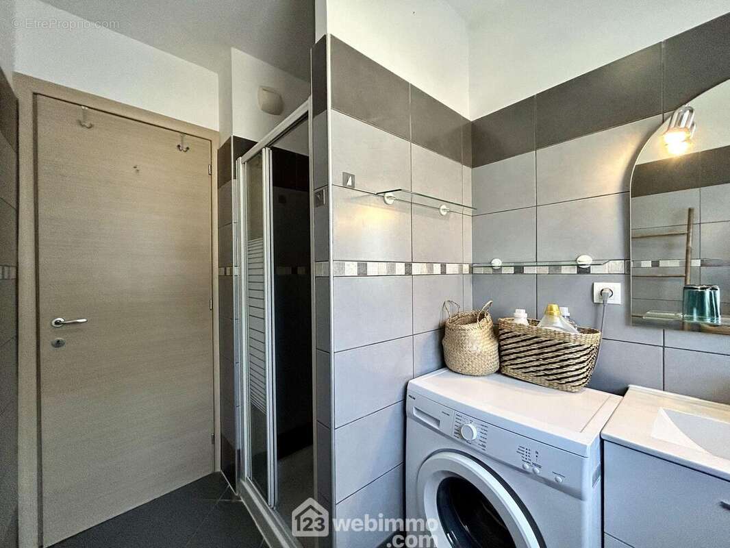 La salle d'eau possède une fenêtre - Appartement à PENTA-DI-CASINCA