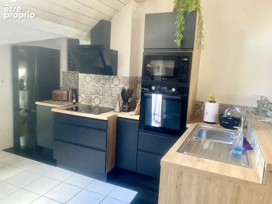 Du style, du charme et une rénovation réussie pour cet appartement entièrement meublé de 86 m2 en plein centre - photo 2