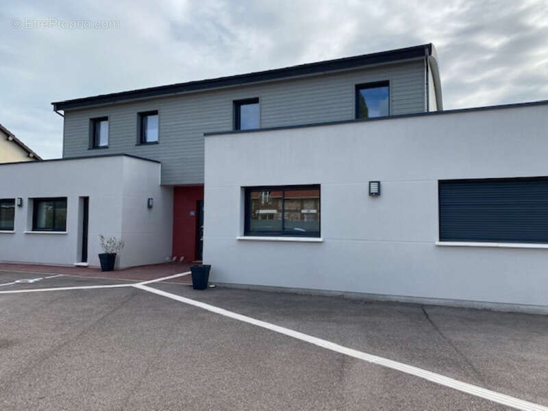 Commerce à ISNEAUVILLE