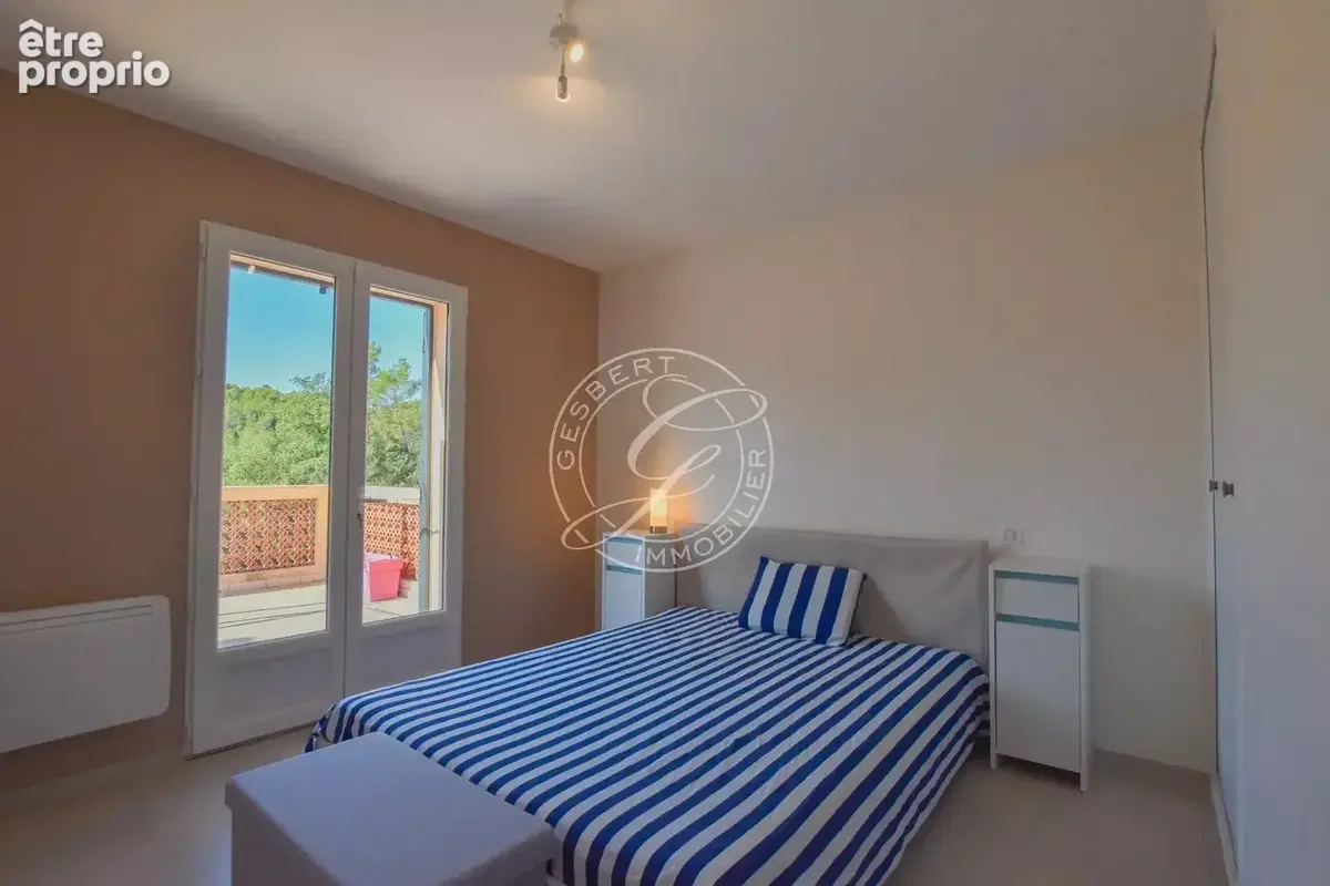 A VENDRE LORGUES - Villa traditionnelle avec piscine et vue dégagée - photo 11