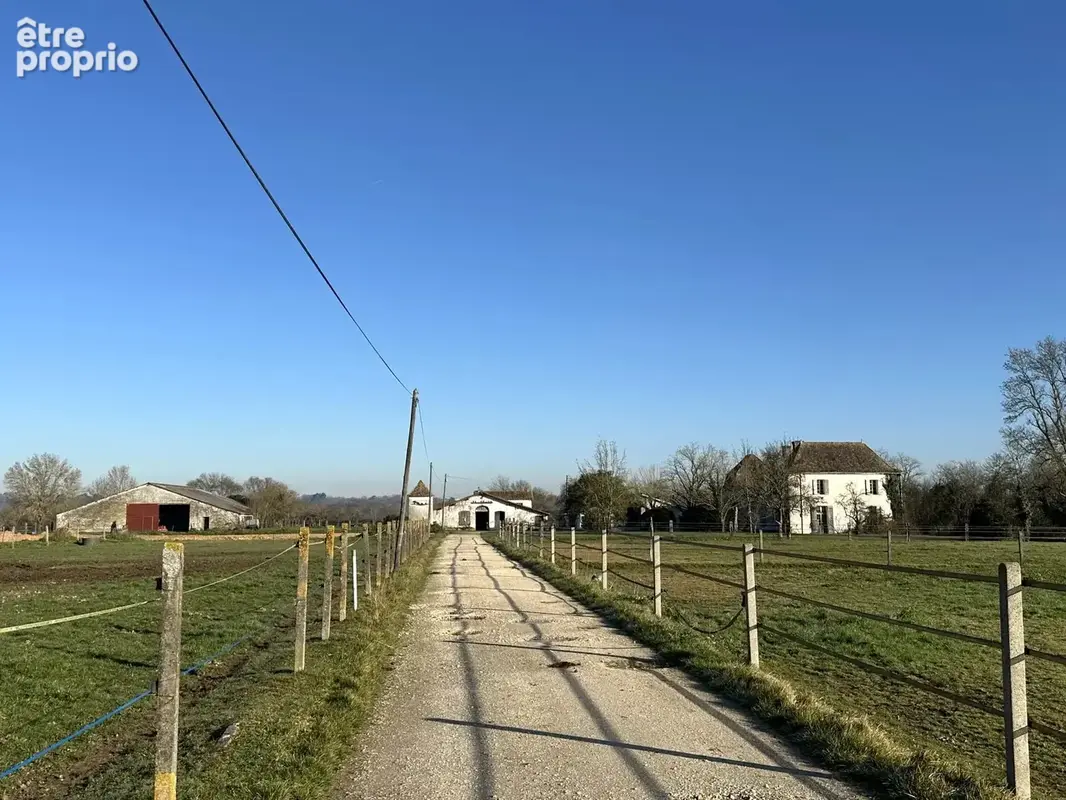 Superbe propriété équestre avec Maison de Maître, deux annexes, trois écuries, au milieu de 25ha de terres, entre Bordeaux et Be - photo 2