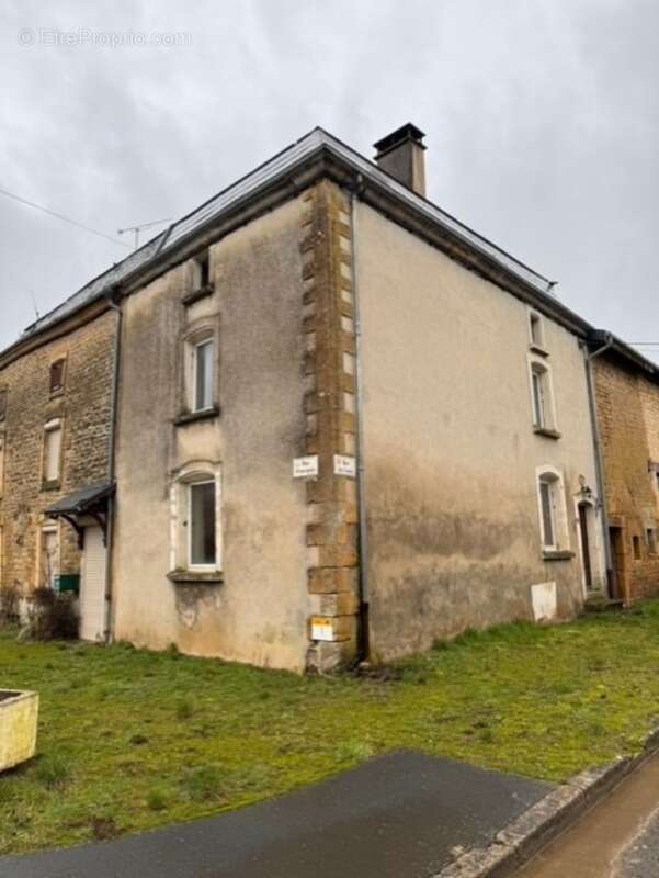 A vendre en exclusivité, proche de la Belgique et du Luxembourg, une maison de village à rénover de 67 m² habitables ! Située  d - photo 2
