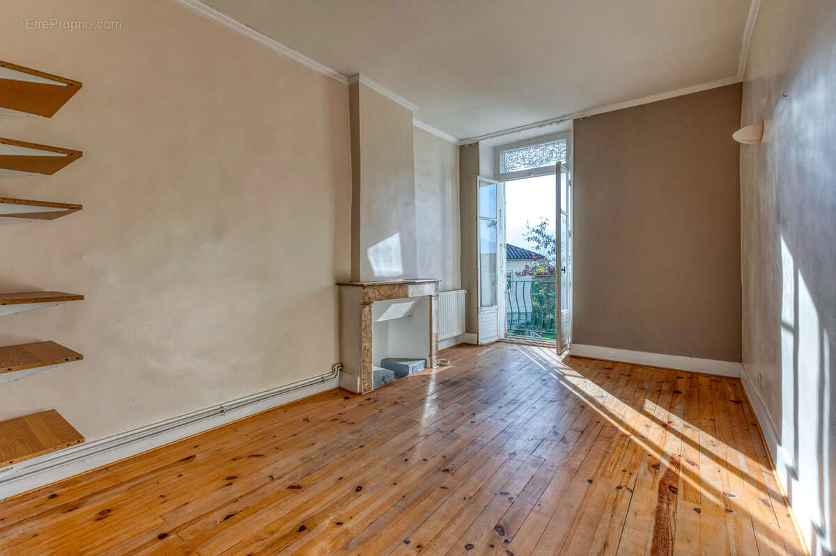 Appartement à SAINT-NAZAIRE-LES-EYMES