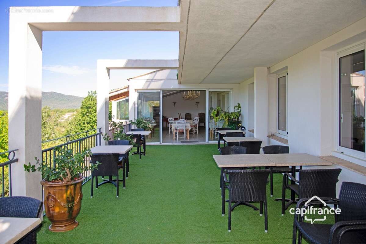 Maison d'hôtes de charme avec piscine à vendre à BAGNOLS EN FORET (83) - photo 4