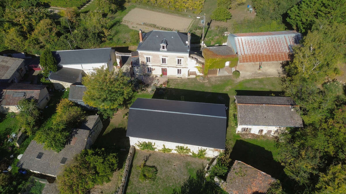 Belle propriété en tuffeau avec dépendances et potentiel de gîte - photo 2
