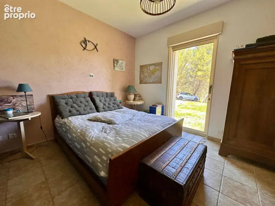 Villa sur terrain boisé avec dépendances + piscine - photo 13