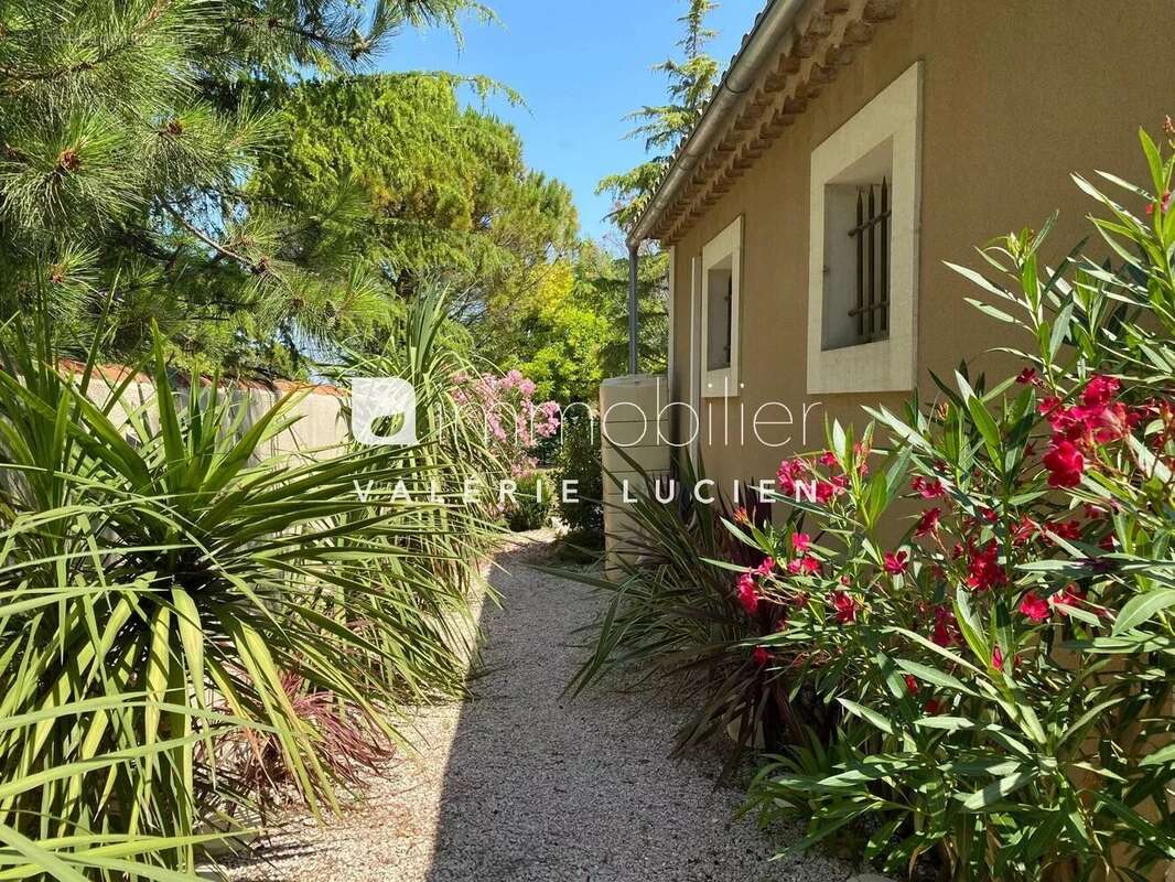 studio en résidence privée avec piscine à ST Rémy - photo 8