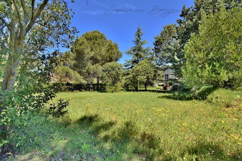 Terrain de 1 423 m² viabilisé à EGUILLES (13) - photo 1