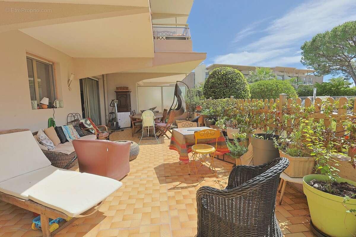 Rare à la vente – Superbe 2 pièces en rez-de-jardin avec 80 m² d’extérieur dans résidence de standing avec piscine - photo 12