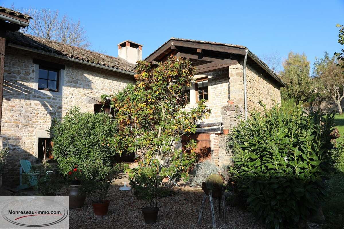 Maison à LA ROCHE-VINEUSE