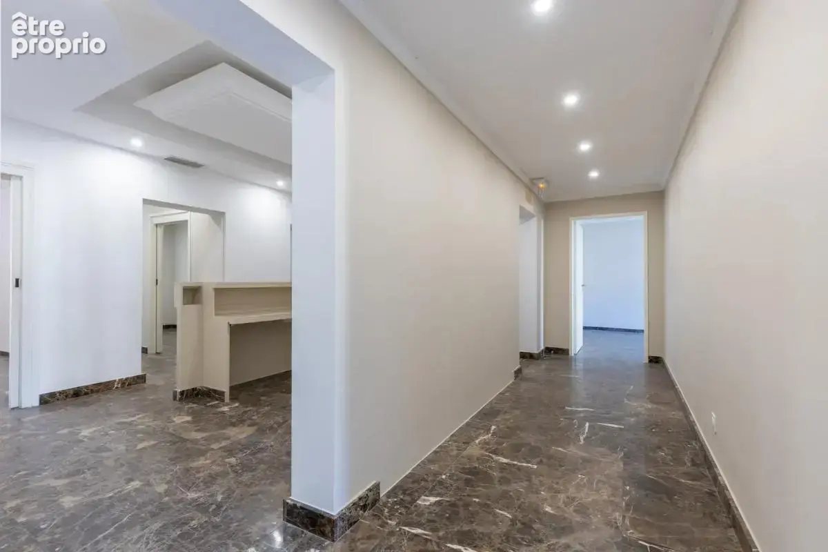 Appartement ensemble de bureaux 6 pièces de 152 m² à Avignon - photo 6