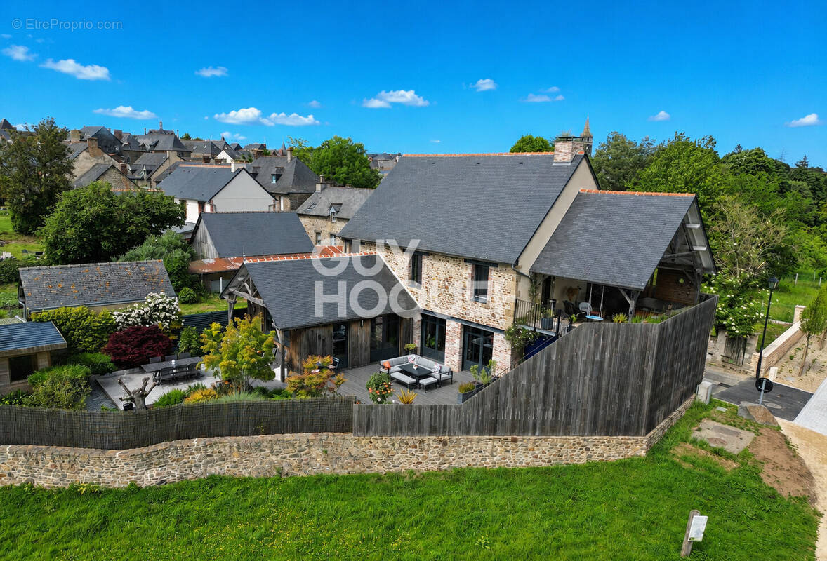 Maison à COMBOURG