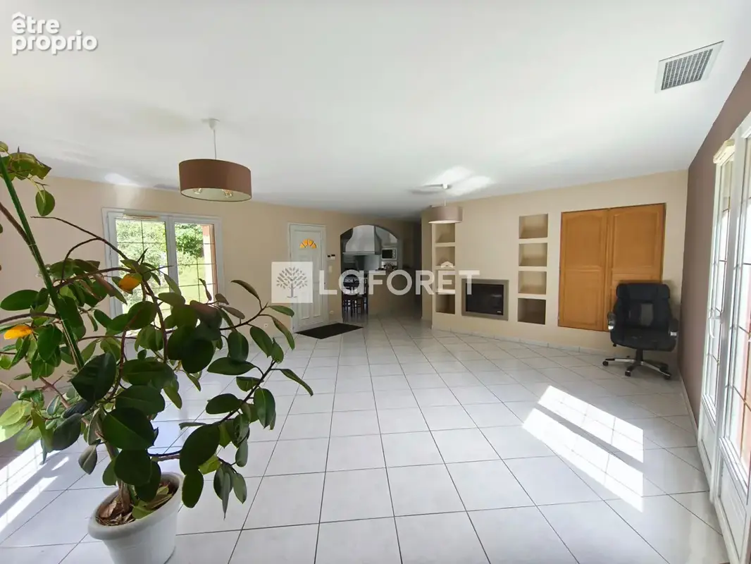 Maison de plain-pied à Reynès avec terrain - photo 4