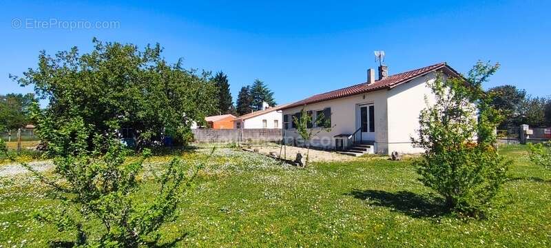 Maison à SAINT-GERMAIN-DE-LUSIGNAN