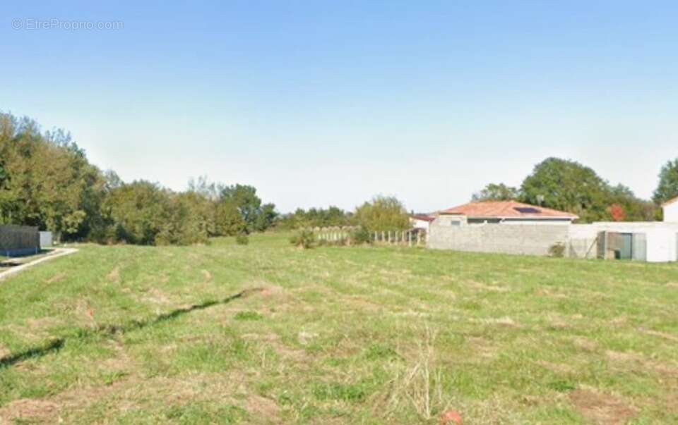 Terrain 880 m² à Miremont  - photo 2
