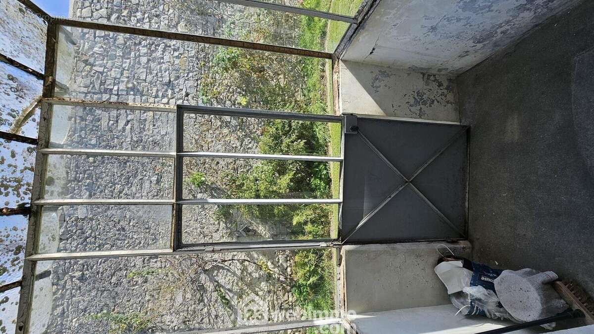 Un SAS d'entrée de 3 m². - Maison à VAYRES-SUR-ESSONNE