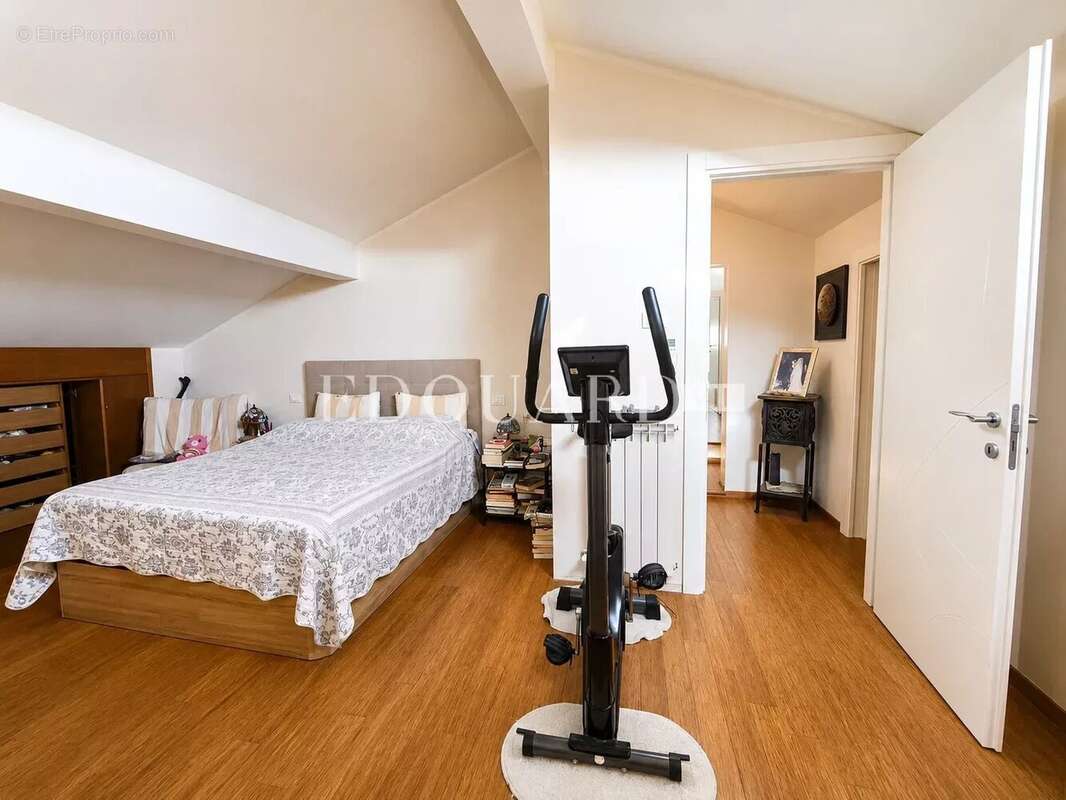 Villa indépendante à vendre, en excellent état avec piscine, jardin plat et vaste parking extérieur - photo 4