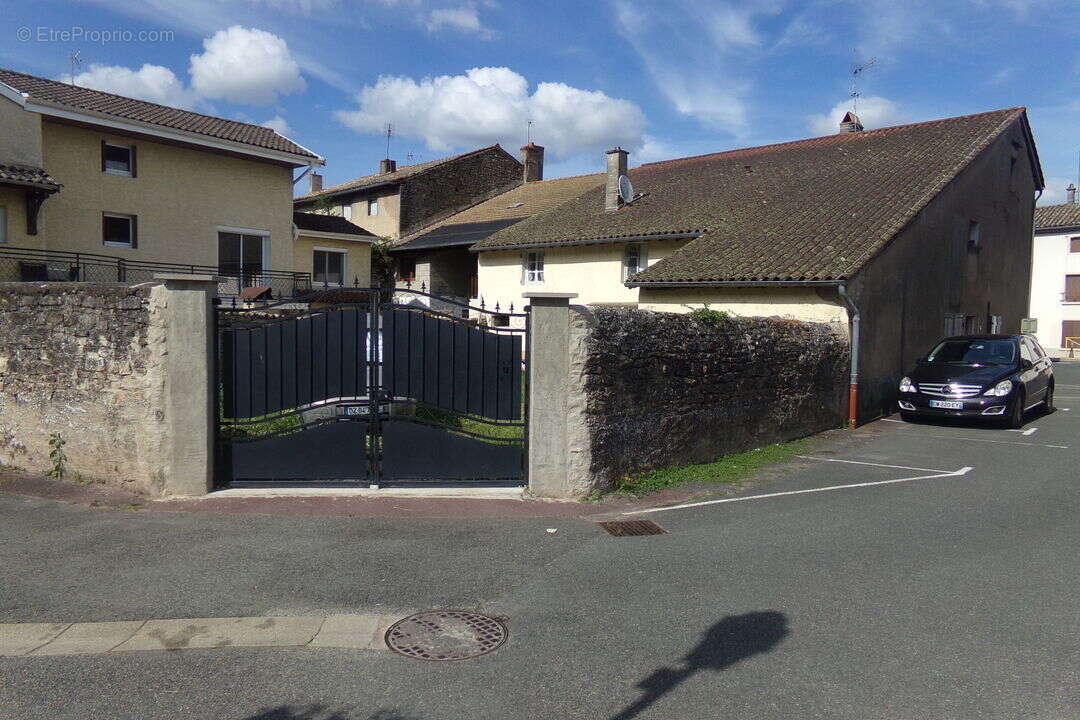 A SAINT-ALBAIN PROCHE MACON MAISON 5 PIECES DE 150 M2 SUR - Maison à SAINT-ALBAIN