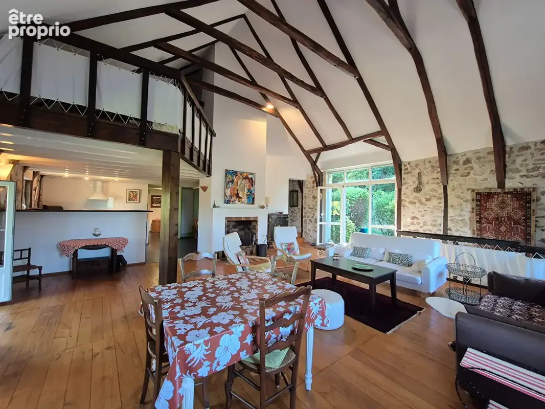 CORRÈZE. Près d'ARGENTAT. Magnifique grange en pierre réaménagée comprenant 6 chambres, un four à pain d'origine et un terrain d - photo 6