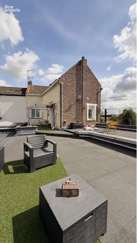 Située en plein coeur de Seclin, cette maison semi-mitoyenne de type bel étage dispose d'environ 95 m2 habitab - photo 8