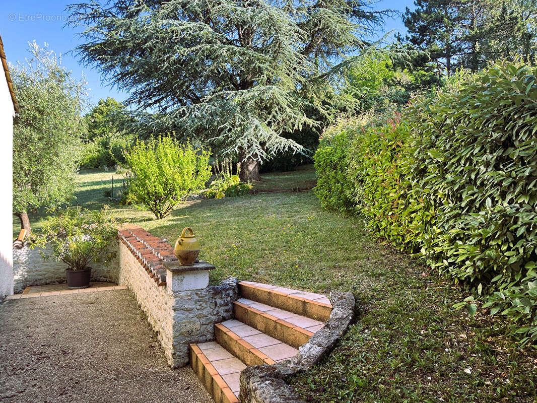 Maison à MONTMOREAU-SAINT-CYBARD