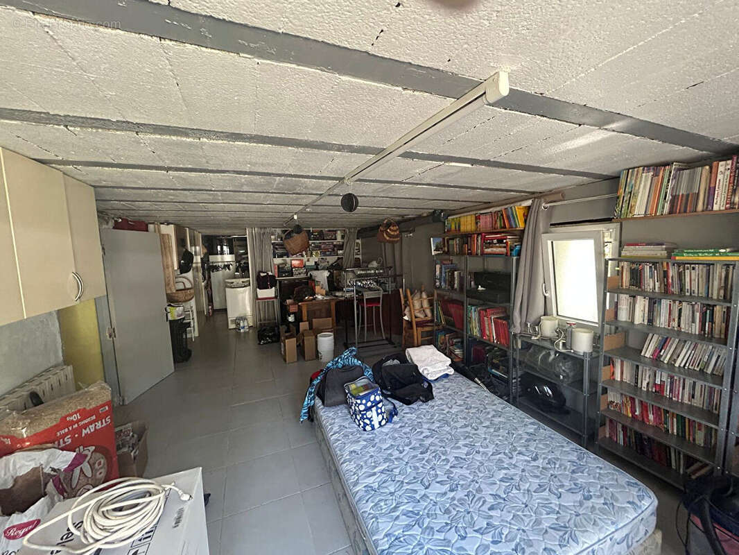 Maison à ENTRAIGUES-SUR-LA-SORGUE