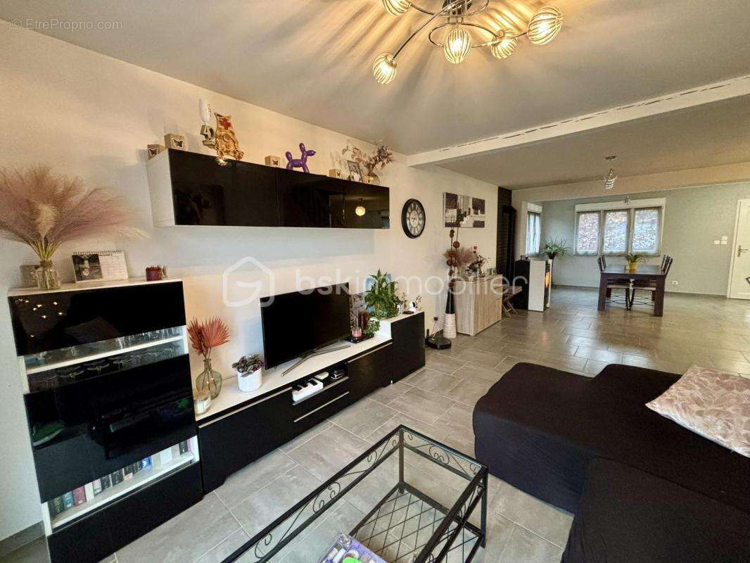 Maison à LES AYVELLES