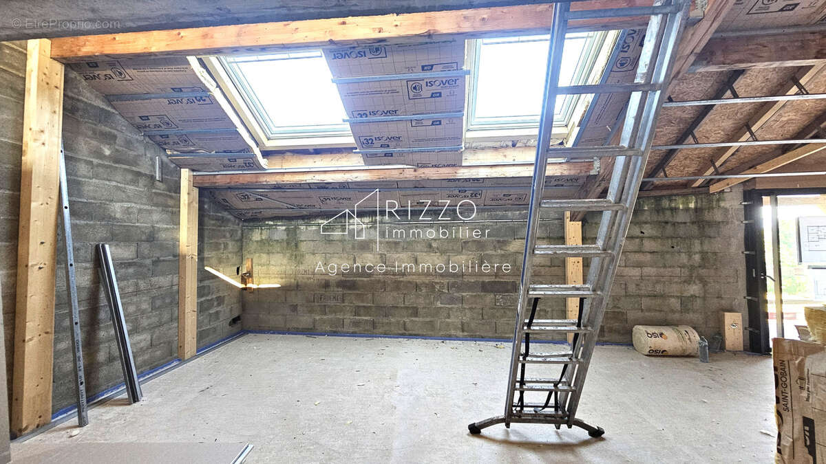 CHEVRY, Attique en duplex, T5 de 137m2 dans grange rénovée - photo 5